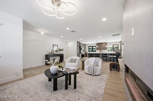 2431 E DESERT COVE Avenue, Phoenix, AZ 85028