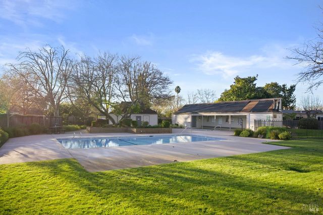 2505 Copperfield Dr, Santa Rosa, CA 95401