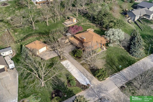 9404 Valaretta Drive, Gretna, NE 68028