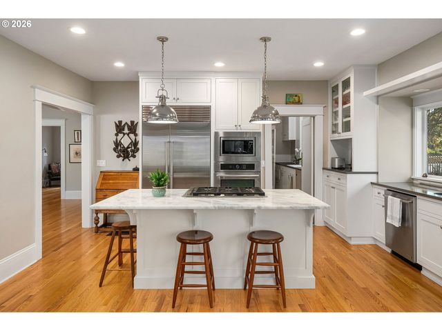 4003 Sw HILLSDALE Ave, Portland, OR 97239