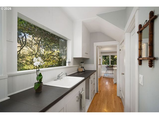 4003 Sw HILLSDALE Ave, Portland, OR 97239