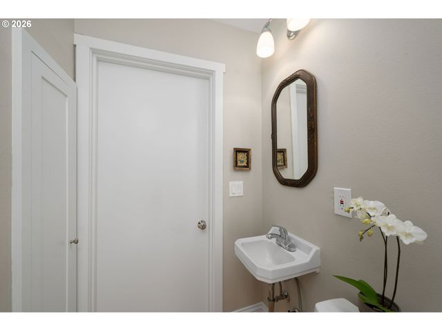 4003 Sw HILLSDALE Ave, Portland, OR 97239