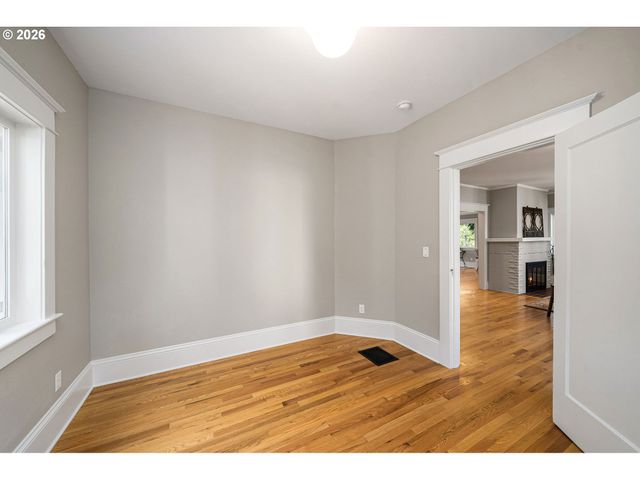 4003 Sw HILLSDALE Ave, Portland, OR 97239