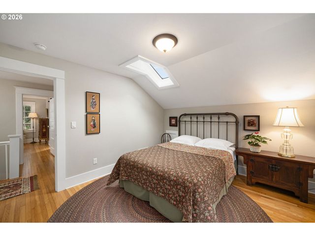 4003 Sw HILLSDALE Ave, Portland, OR 97239