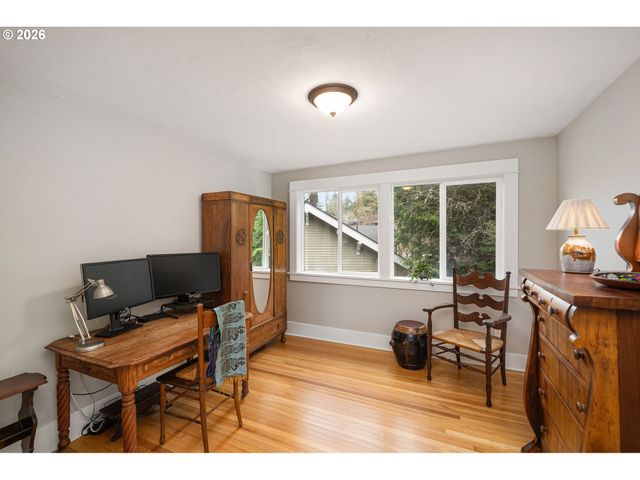 4003 Sw HILLSDALE Ave, Portland, OR 97239