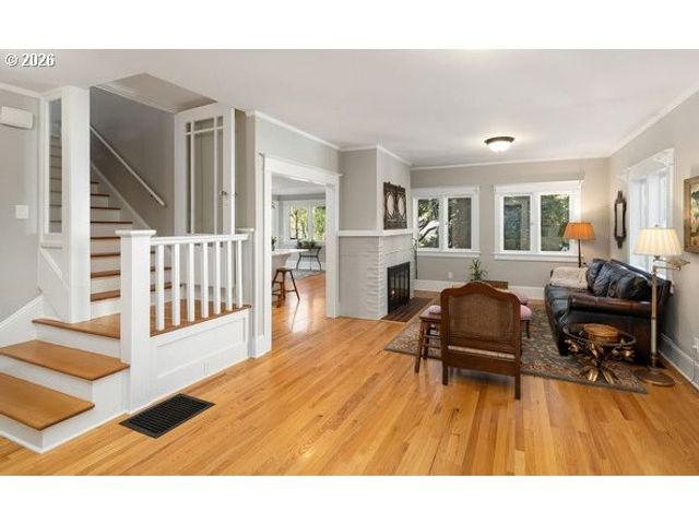 4003 Sw HILLSDALE Ave, Portland, OR 97239