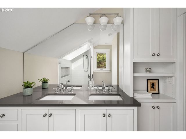 4003 Sw HILLSDALE Ave, Portland, OR 97239