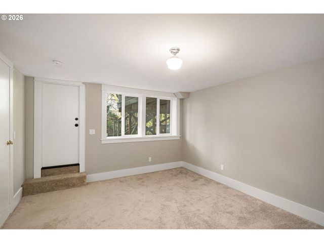 4003 Sw HILLSDALE Ave, Portland, OR 97239