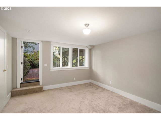 4003 Sw HILLSDALE Ave, Portland, OR 97239