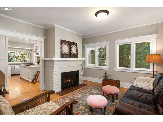 4003 Sw HILLSDALE Ave, Portland, OR 97239