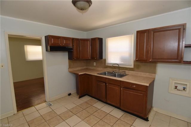 2301 Douglas Hill Drive, Winston-salem, NC 27105
