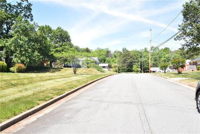 2301 Douglas Hill Drive, Winston-salem, NC 27105