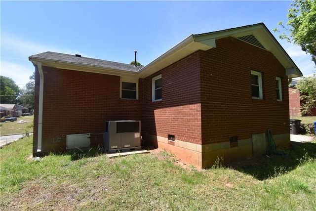 2301 Douglas Hill Drive, Winston-salem, NC 27105