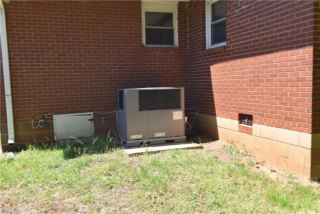 2301 Douglas Hill Drive, Winston-salem, NC 27105