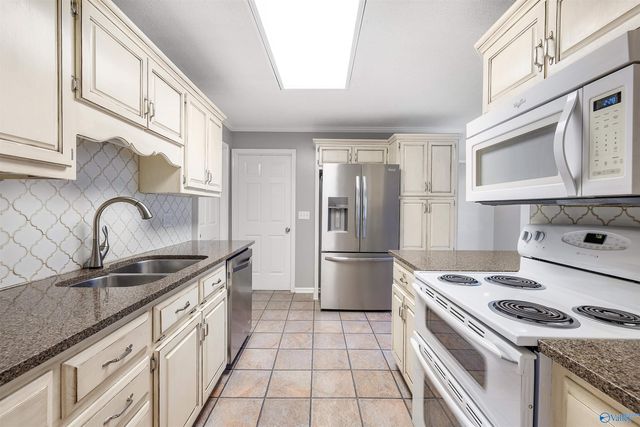2203 Springdale Drive, Hartselle, AL 35640