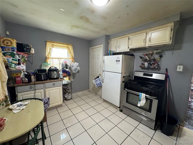 8247 Heyden Street, Detroit, MI 48228
