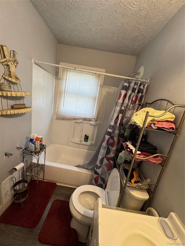8247 Heyden Street, Detroit, MI 48228