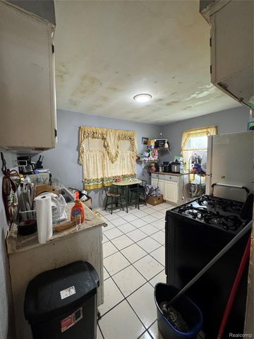 8247 Heyden Street, Detroit, MI 48228