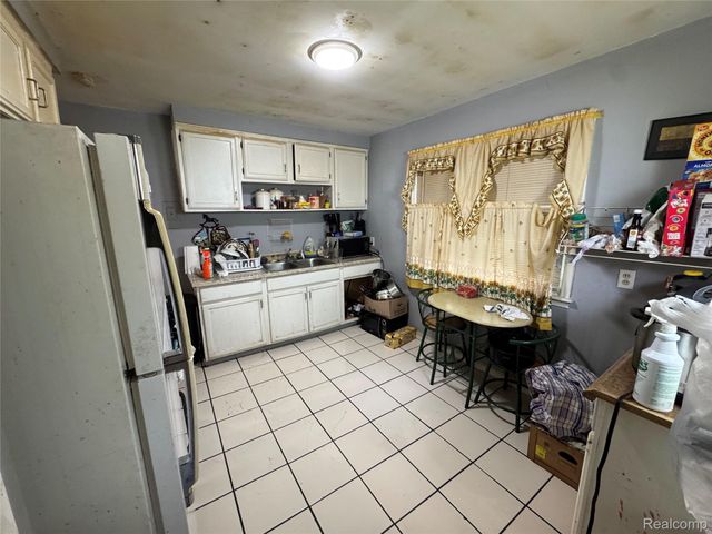 8247 Heyden Street, Detroit, MI 48228