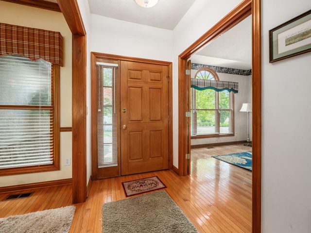 895 Linworth Village Drive, Columbus, OH 43235