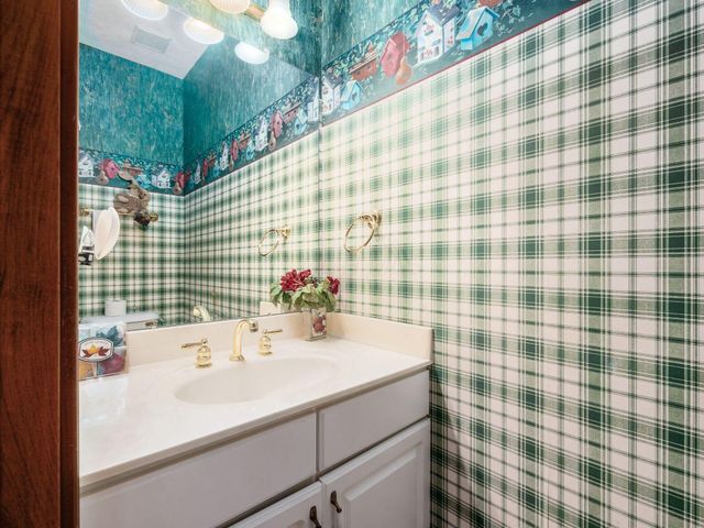 895 Linworth Village Drive, Columbus, OH 43235