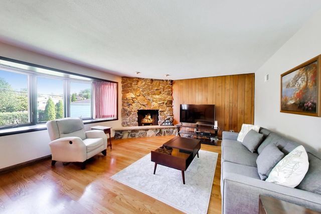 704 W Lonnquist Boulevard, Mount Prospect, IL 60056