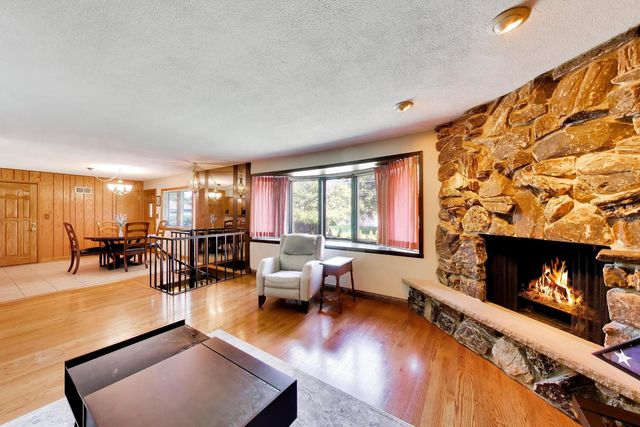 704 W Lonnquist Boulevard, Mount Prospect, IL 60056