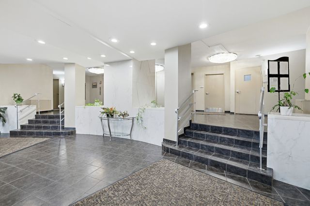 6933 N Kedzie Avenue 202, Chicago, IL 60645