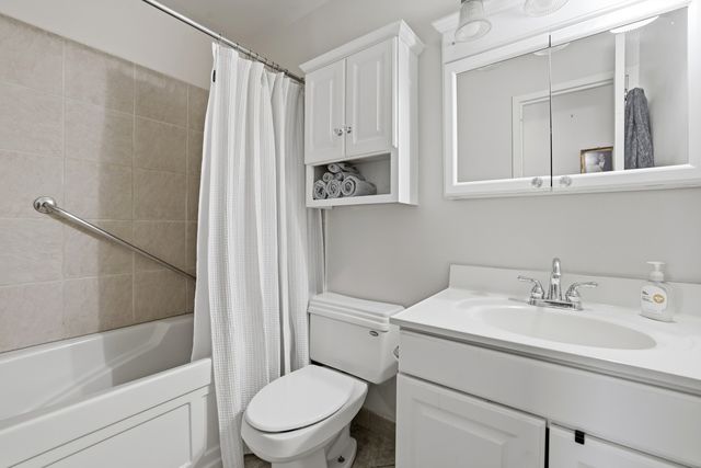 6933 N Kedzie Avenue 202, Chicago, IL 60645