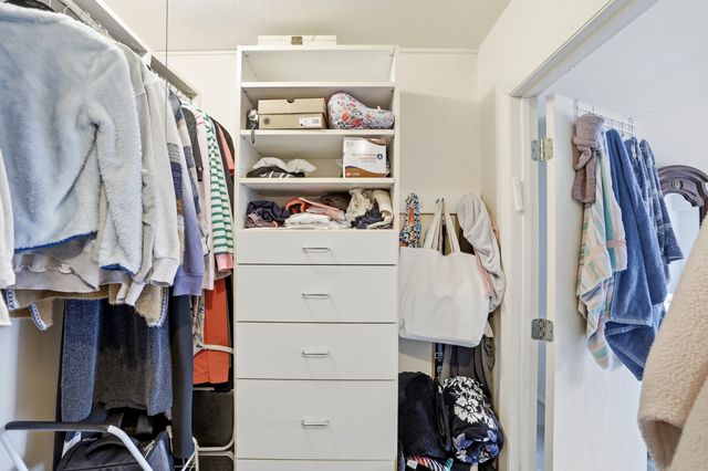 6933 N Kedzie Avenue 202, Chicago, IL 60645