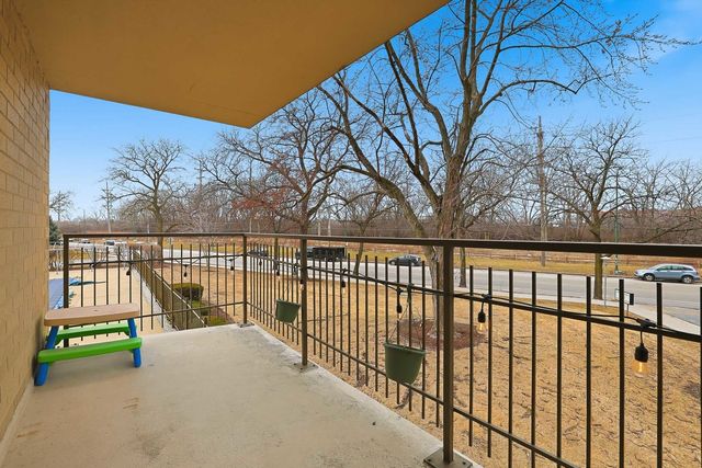 6933 N Kedzie Avenue 202, Chicago, IL 60645