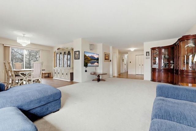 6933 N Kedzie Avenue 202, Chicago, IL 60645