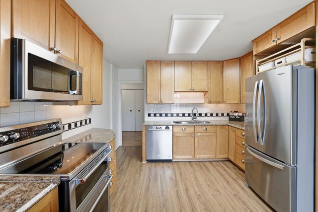 6933 N Kedzie Avenue 202, Chicago, IL 60645