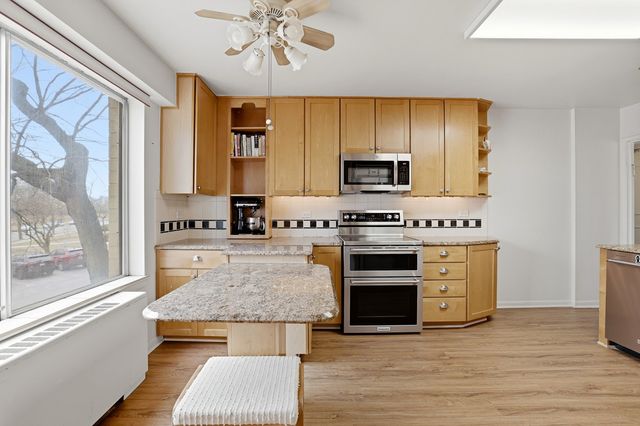 6933 N Kedzie Avenue 202, Chicago, IL 60645