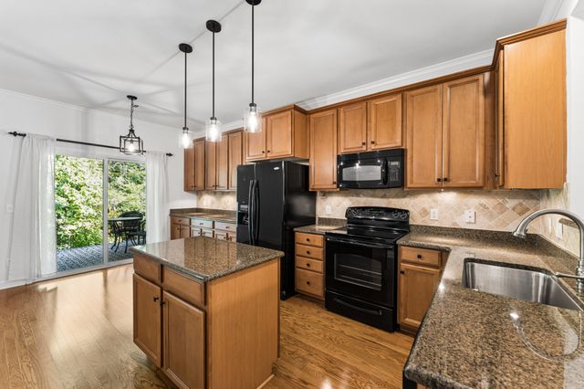 2058 Traemoor Village Dr, Nashville, TN 37209