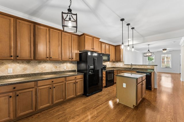 2058 Traemoor Village Dr, Nashville, TN 37209