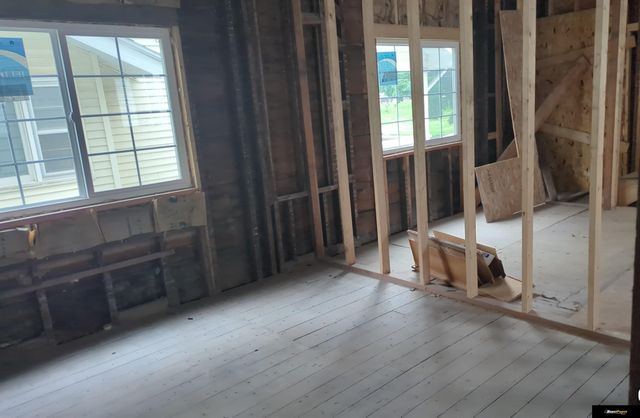 824 S 35 Street, Omaha, NE 68105