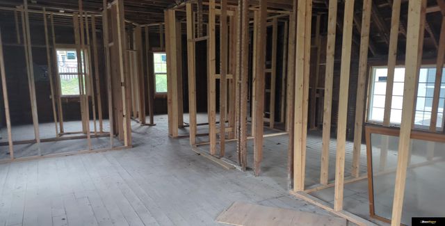 824 S 35 Street, Omaha, NE 68105