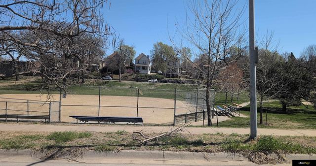 824 S 35 Street, Omaha, NE 68105