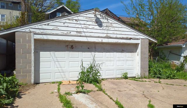 824 S 35 Street, Omaha, NE 68105