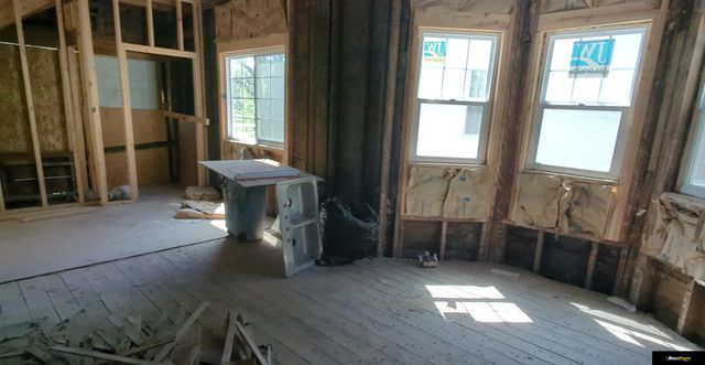 824 S 35 Street, Omaha, NE 68105