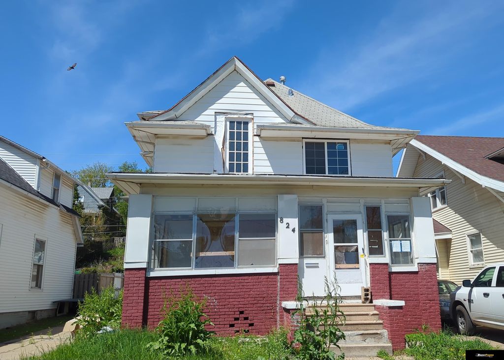 824 S 35 Street, Omaha, NE 68105