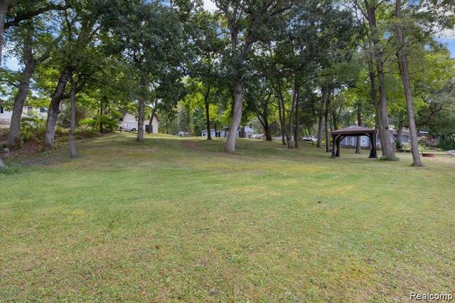 10350 Half Moon Drive, Pinckney, MI 48169