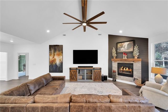 10109 Bordeaux Road, Rogers, AR 72758