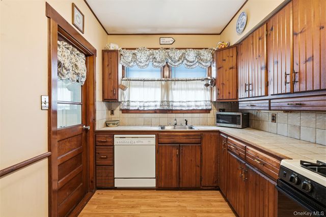 215 Demorest Avenue, Staten Island, NY 10314
