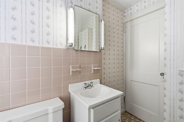 215 Demorest Avenue, Staten Island, NY 10314