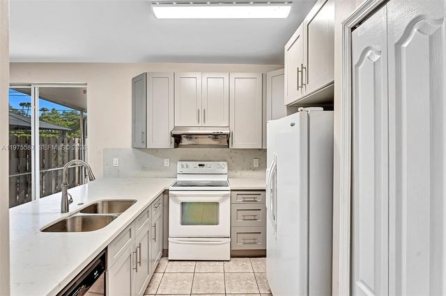 2297 NW 160th Ter 2297, Pembroke Pines, FL 33028