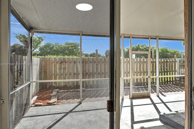 2297 NW 160th Ter 2297, Pembroke Pines, FL 33028