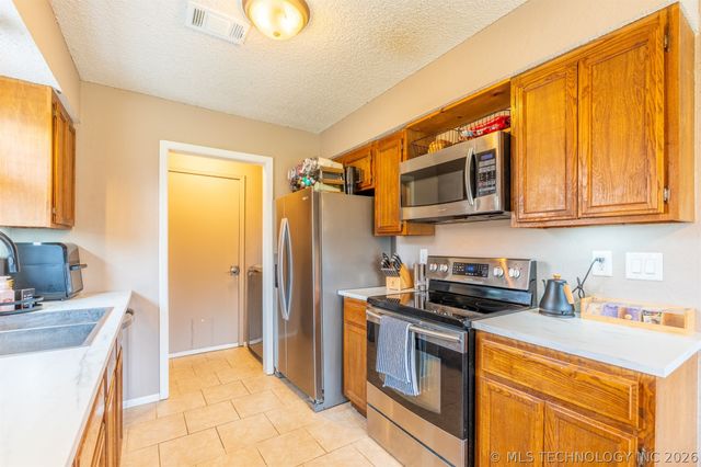 21106 E 32nd Street, Broken Arrow, OK 74014