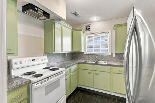 4505 Larch Lane B, Bellaire, TX 77401